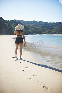 新西兰科罗曼德尔半岛新老朋友海滩上的女人