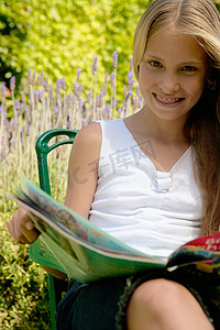 撒币摄影照片_拿着一本杂志的年轻女孩