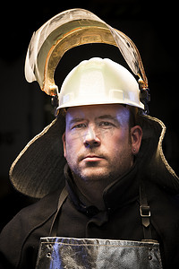 工业口罩摄影照片_青铜铸造车间戴焊接口罩的成年男性铸造工人肖像