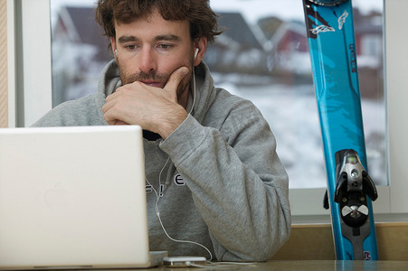 滑雪者正在查看他的电子邮件