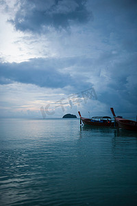 旅游视频海摄影照片_停靠在热带水域的船只