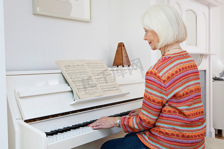 一位弹钢琴的资深女性