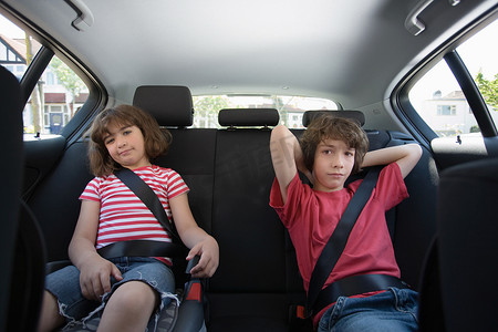 一辆车摄影照片_孩子们坐在一辆车里