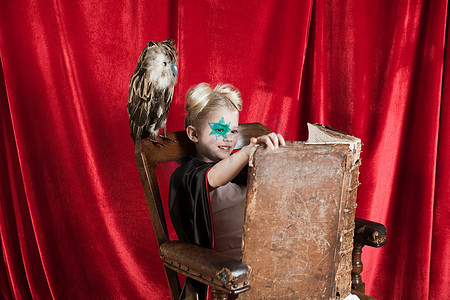 年轻女孩装扮成巫师在读咒语书