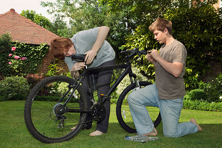 16格摄影照片_男孩们把自行车修理在一起