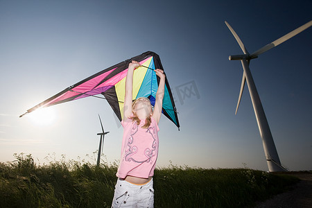 风电场旁的风筝女孩