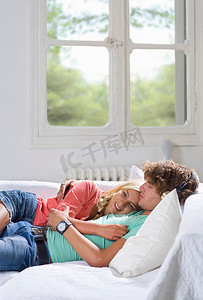 年轻夫妇在家里的沙发上放松