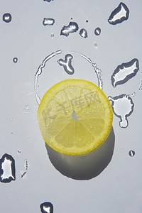 柠檬片和水滴