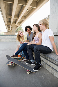 十几岁的朋友玩滑板