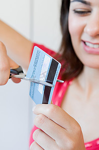 借出人摄影照片_一名妇女在剪信用卡
