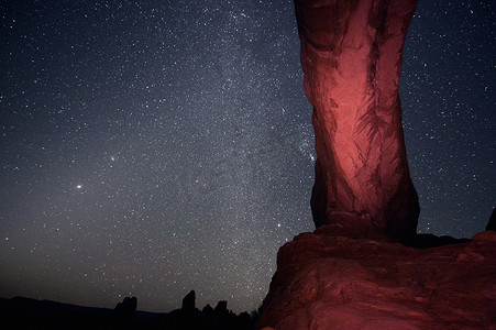 柱状图对比摄影照片_美国犹他州摩阿布拱门国家公园柱状岩石形成和繁星点点的夜空