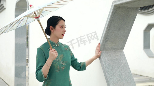 人像绿色旗袍古典美女撑伞走路