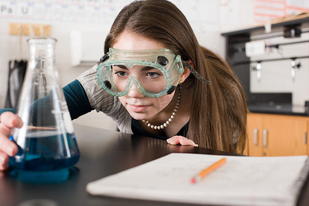 化学思考摄影照片_科学课上的女孩
