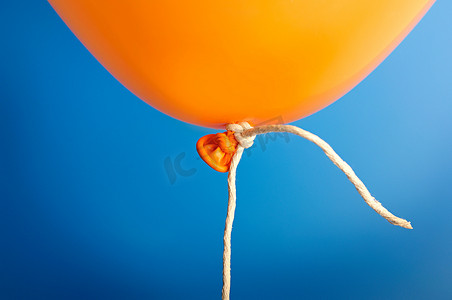 生日物品摄影照片_气球挂在绳子上