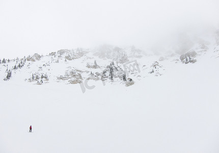 白山风景中孤独的滑雪者