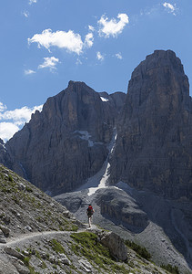攀登者接近洛基峰布伦塔白云岩意大利