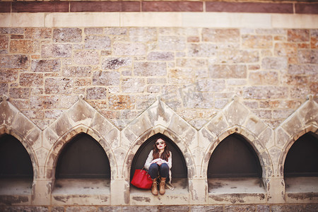 蹲在拱门门口的年轻女子肖像