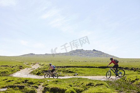 骑自行车的人在山坡小路上骑自行车