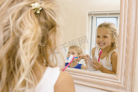 孩子们刷牙