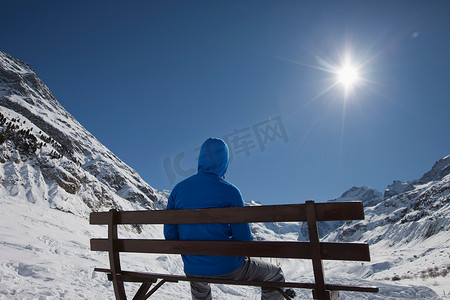 坐在冰川前的男人