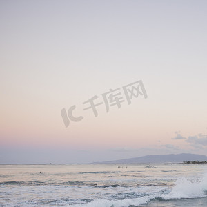 美国夏威夷檀香山怀基基海滩日出时的海景