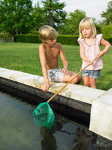 生活方摄影照片_孩子们在池塘里钓鱼