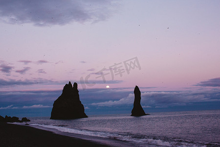 日落时分冰岛维克海岸线上岩层的轮廓