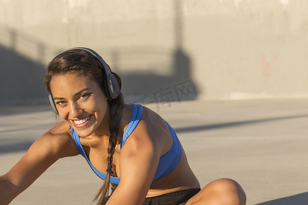 戴着耳机的伸展运动女运动员美国加利福尼亚州范奈斯