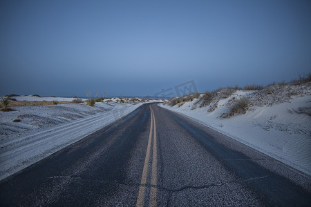 美国新墨西哥州白沙沙漠空荡荡的公路