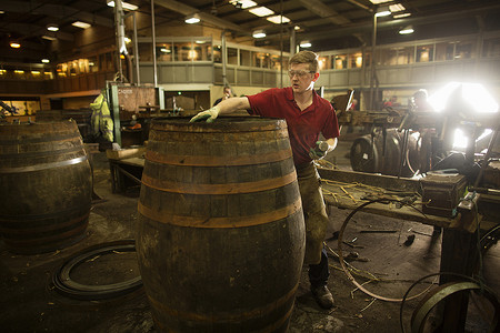 一名中年男子在合作社制作威士忌桶