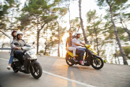 克罗地亚达尔马提亚两对夫妇骑着摩托沿着沿海公路行驶斯普利特