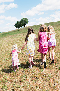 四个女孩走在田野里