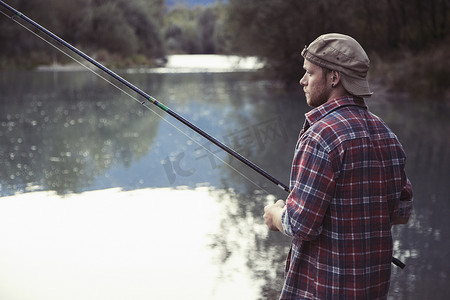 莫里尼摄影照片_意大利皮埃蒙特韦尔巴尼亚普雷莫塞洛年轻男子在湖里钓鱼
