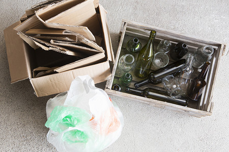 回收用空瓶子和纸箱的木箱