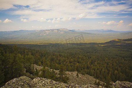 俄罗斯斯维尔德洛夫斯克萨尔西村远处的森林和山脉的风景