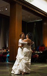 身穿婚纱的新娘夫妇在婚宴宴会厅跳第一支舞