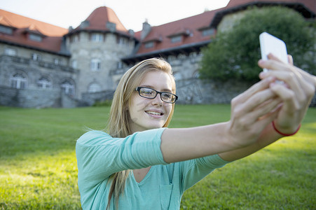 一名年轻女子拿着照相手机自拍