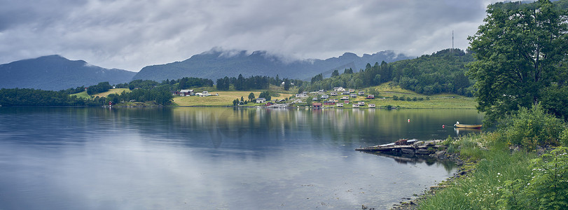 挪威埃特内峡湾远方村庄全景