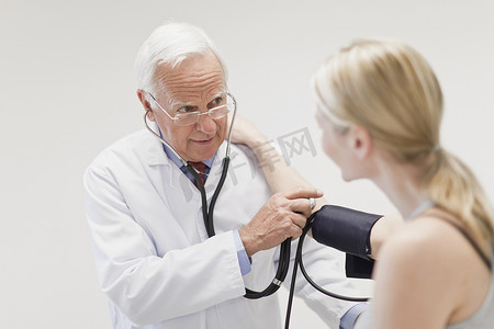 给动物看病摄影照片_医生给病人看病的血压