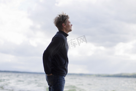 一名男子在德国巴伐利亚州斯塔恩贝格湖湖边眺望