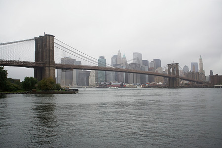 下着雨摄影照片_布鲁克林大桥纽约