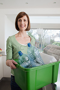 塑料瓶回收箱摄影照片_做回收的女人