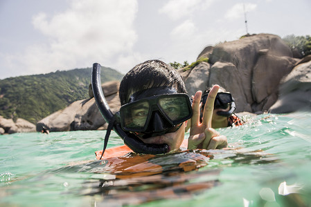 游戏浮岛摄影照片_年轻的男女浮潜泰国南原岛