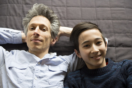 头顶上躺着的十几岁男孩和父亲的肖像