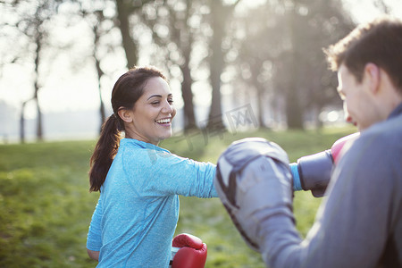 一对年轻男女在公园里进行拳击训练