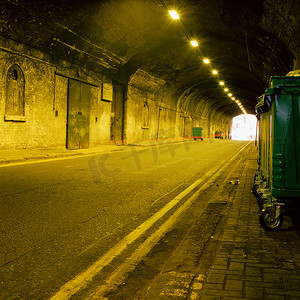 路边垃圾桶摄影照片_公路直通隧道