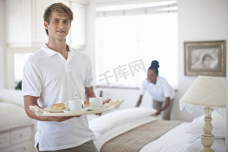 度假公寓卧室里的服务员和女服务员