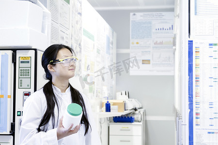 女科学家在实验室里拿着标本罐