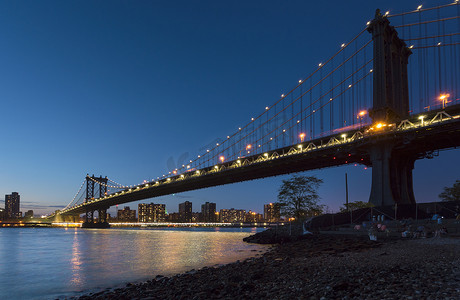 夜间从河岸到曼哈顿大桥纽约美国