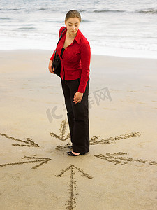 沙滩上的女人摄影照片_沙滩上的女人沙滩上插着箭